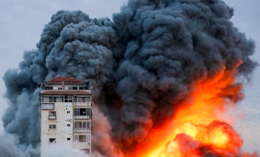 Explosion inmensa tras edificio