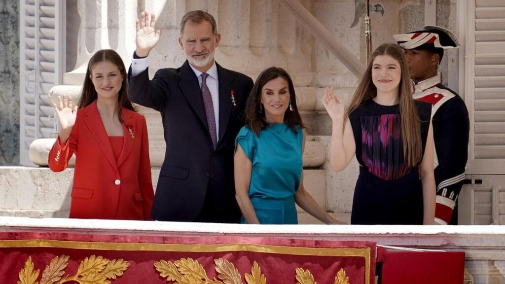 Felipe y familia saludan