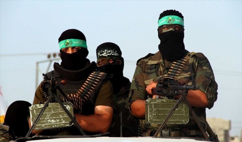 Hamas embozados miran camara