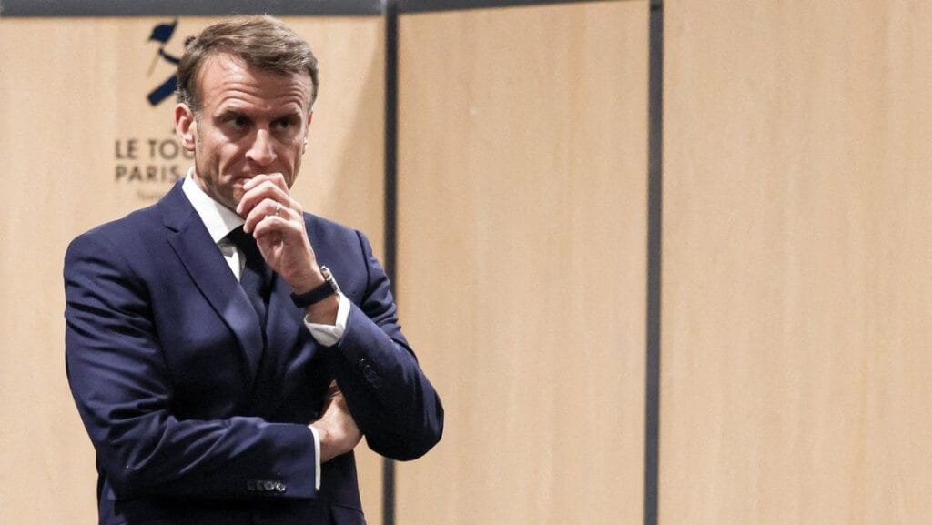 Macron pensativo