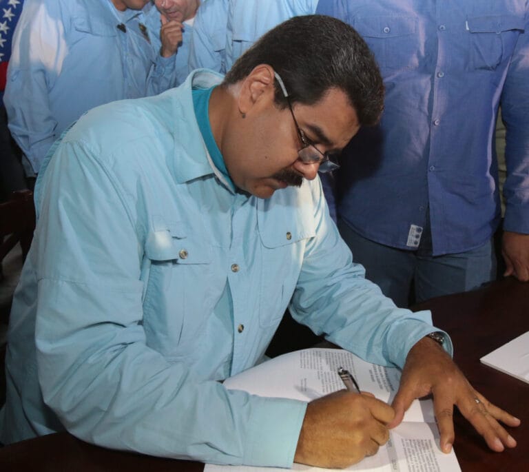 Maduro firma