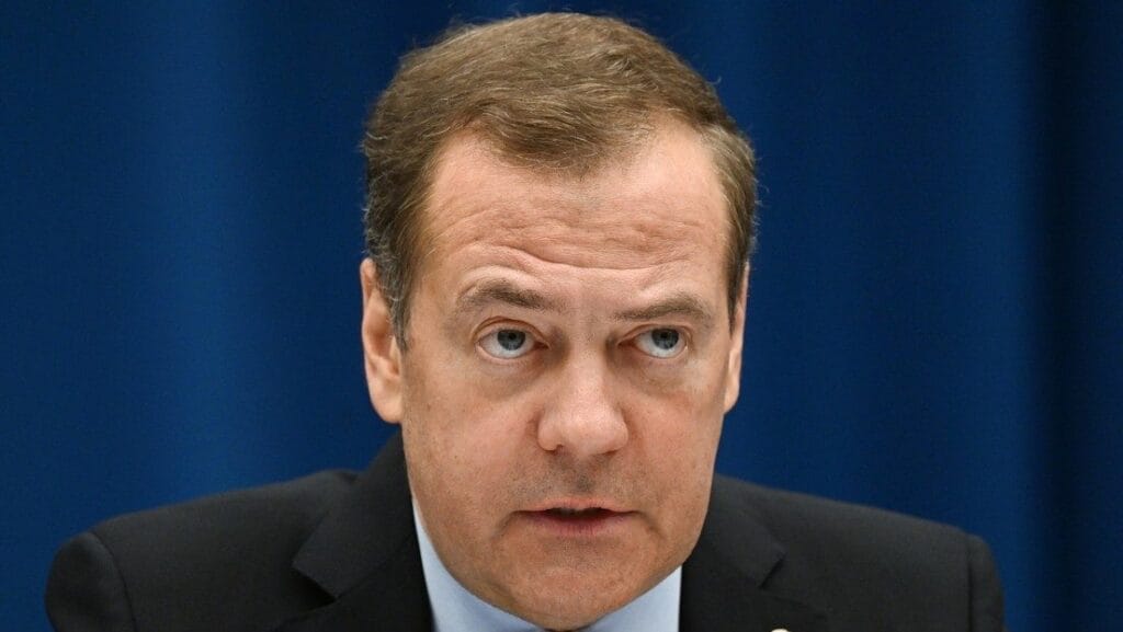 Medvedev alza ojos