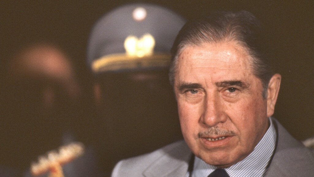 Pinochet mira camara