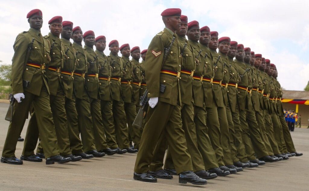 Policias Kenia desfilan