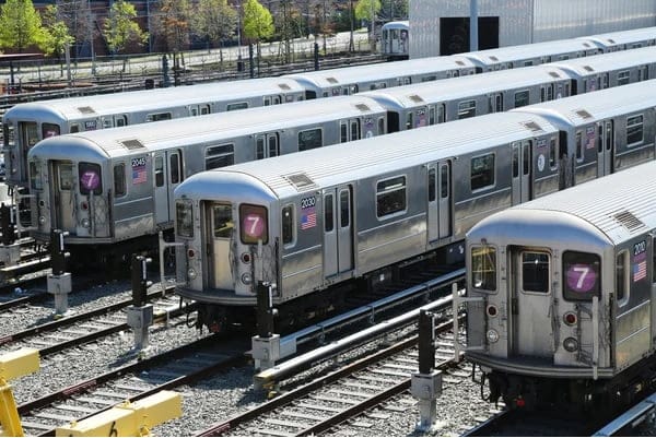 00000000000000000000 Miles pasajeros dominicanos NYC sufren retrasos en líneas trenes durante ola de calor