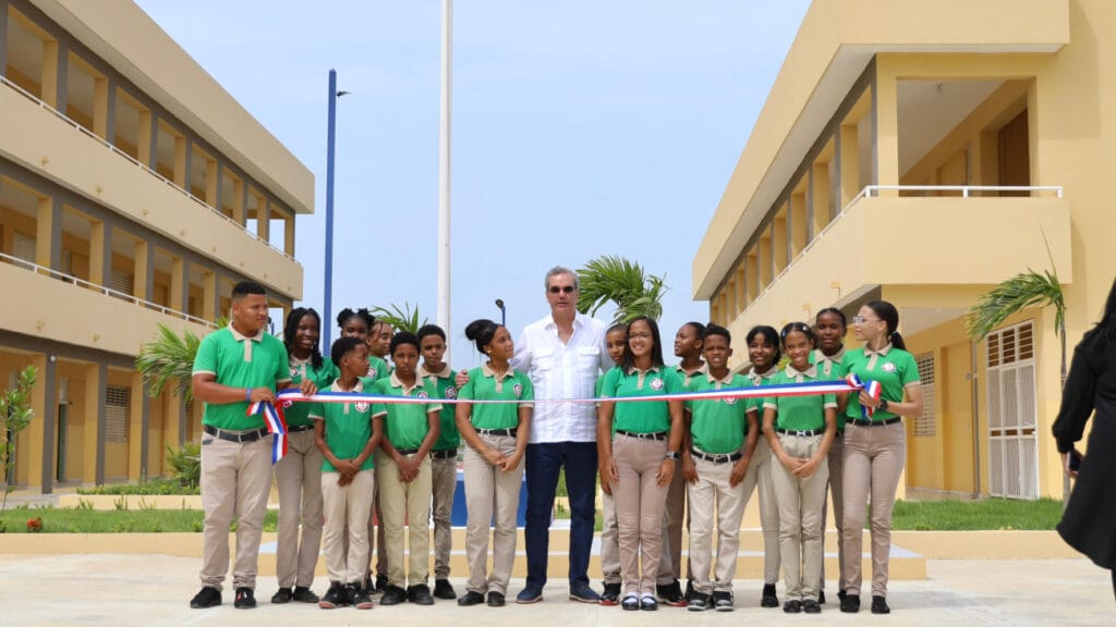 Abinader niños de verde