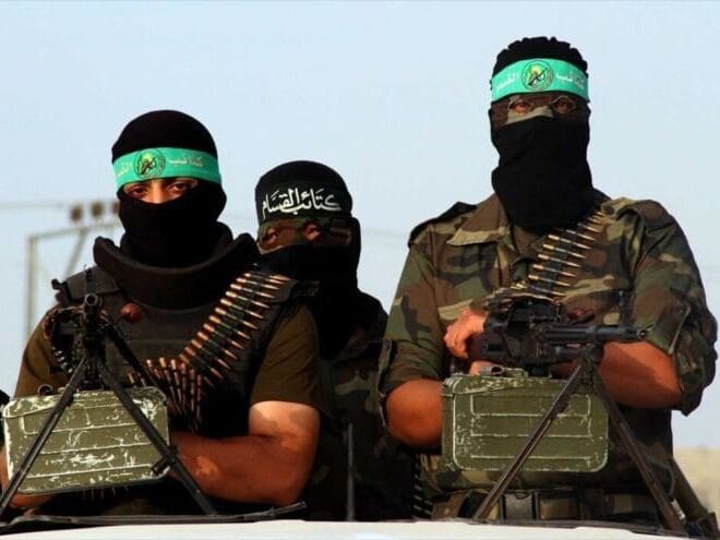 Combatientes Hamas miran a camara