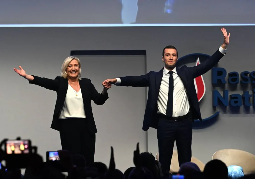 Le Pen coge mano Bardella