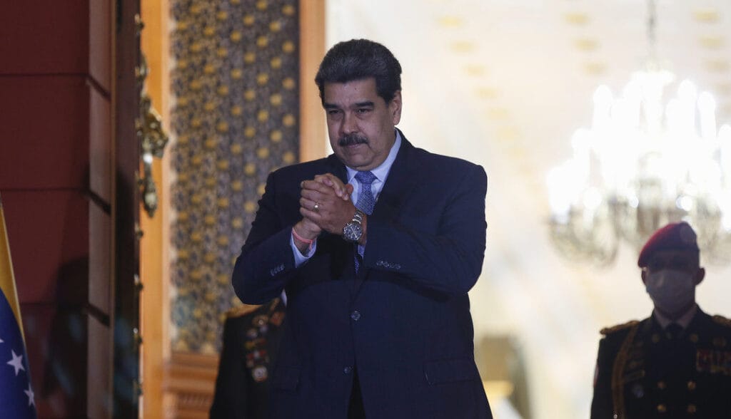 Maduro se da la mano