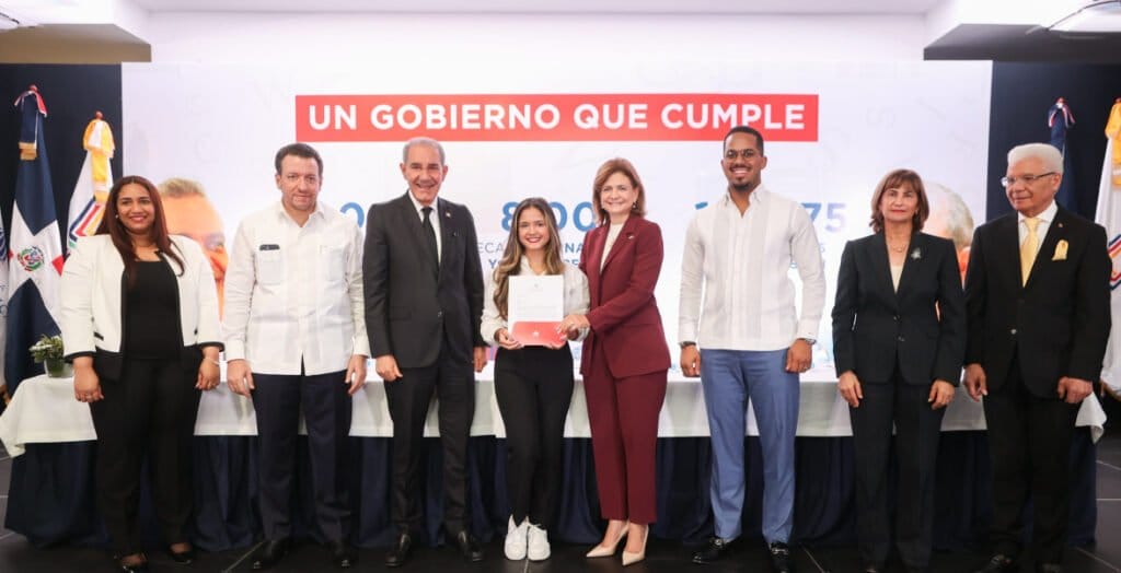 raquel entrega becas