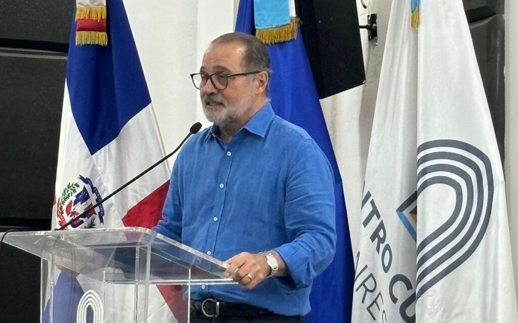 Mario Lebrón pesenta su libro
