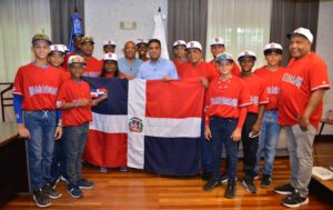 kelvin entrega bandera nacional