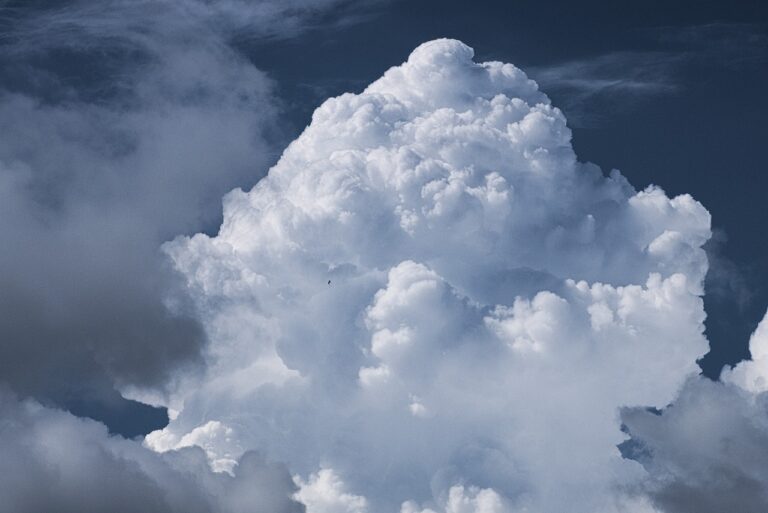 nube tormenta y lluvia