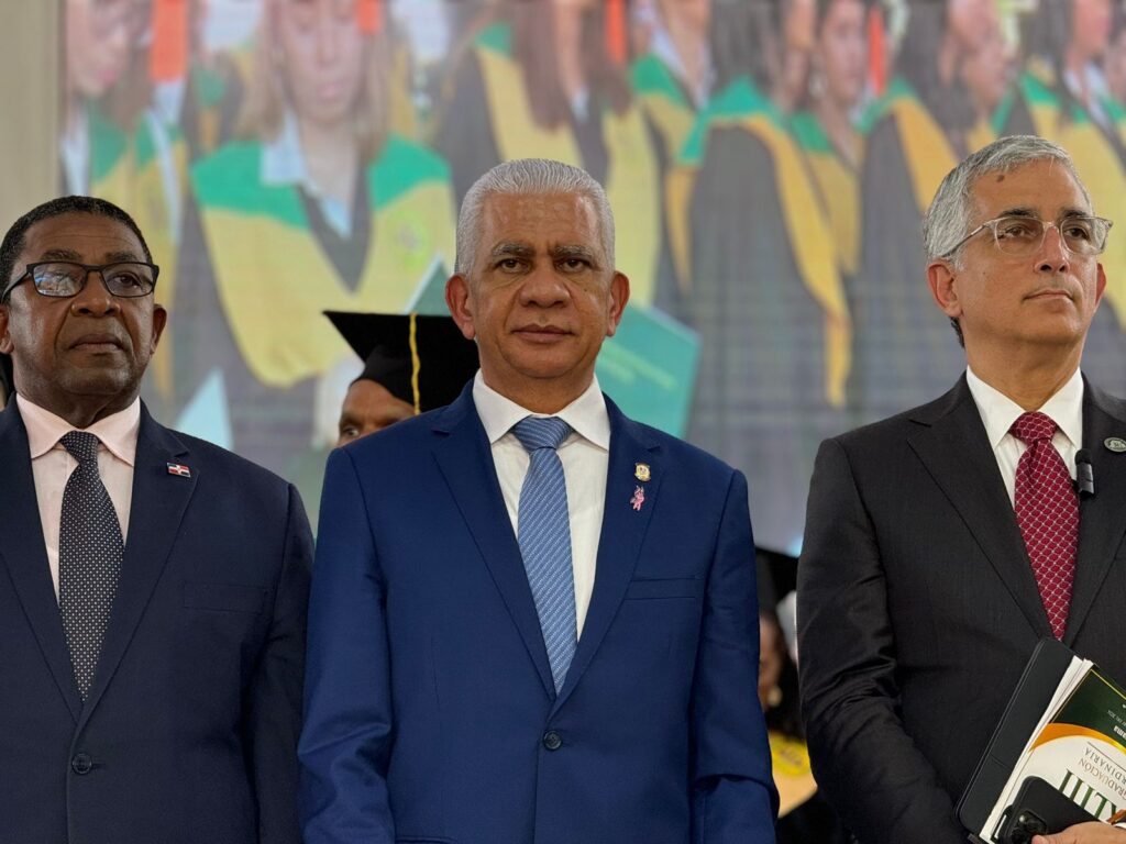 presidente del senado felicita