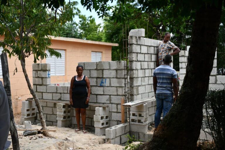 Isenador supervisa casa