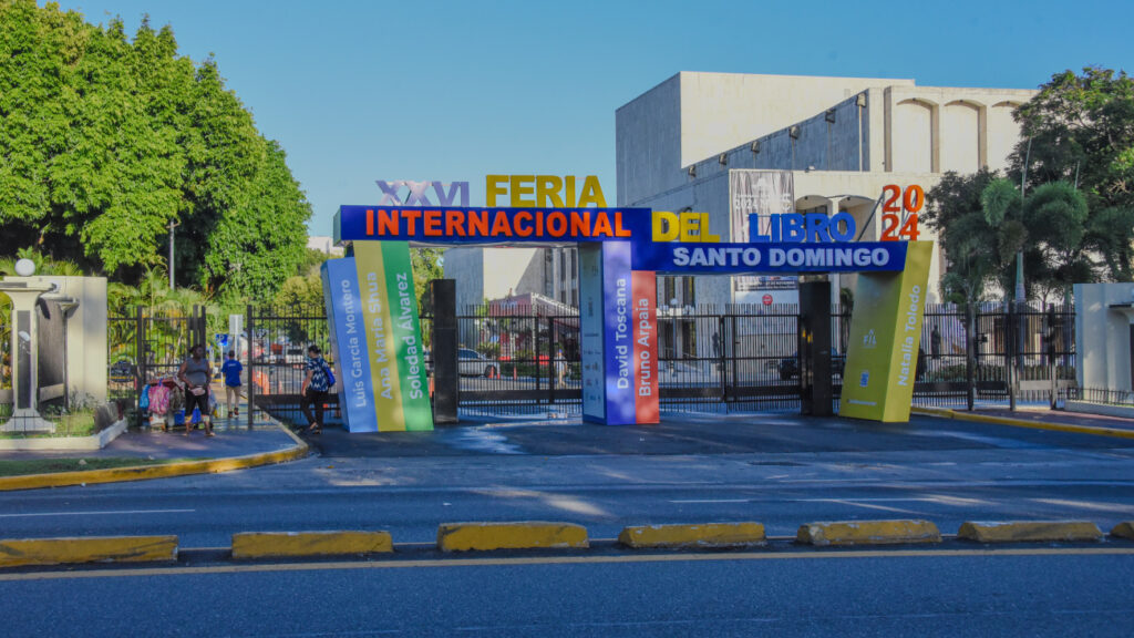 Plaza de la Cultura 700 parqueos gratis en feria del libro