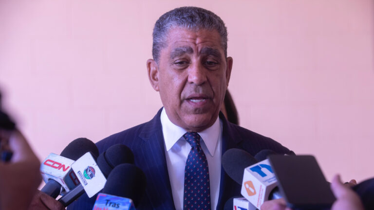 adriano espaillat resalta