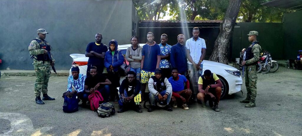 detienen haitianos en mao