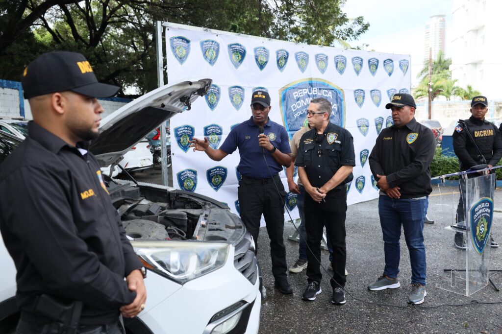 pn apresa a tres personas