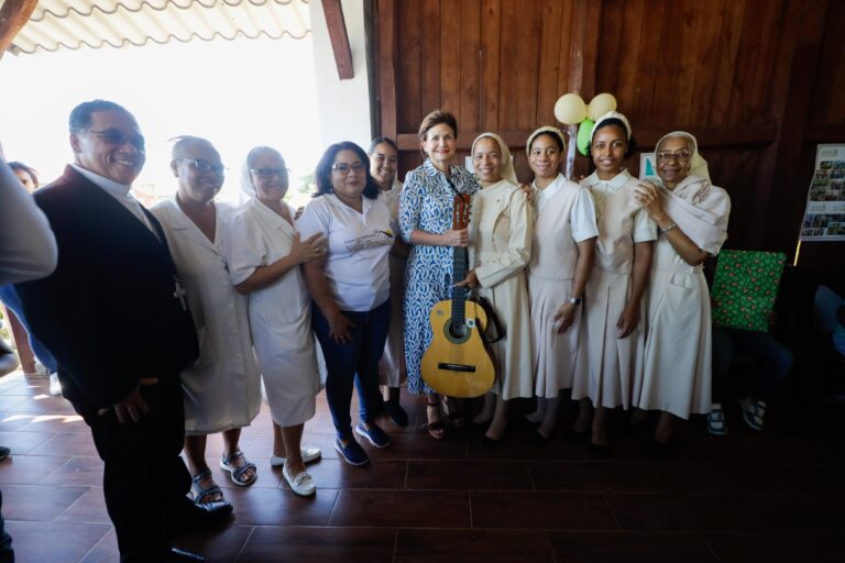 raquel con guitarra