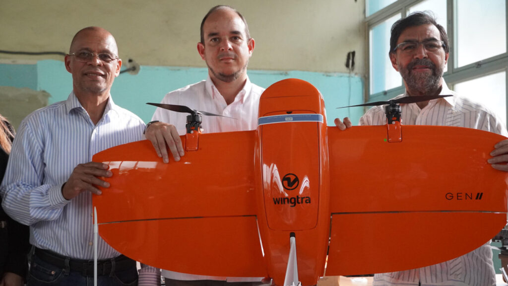 Directores del INDRHI y del Proyecto sostienen uno de los drones