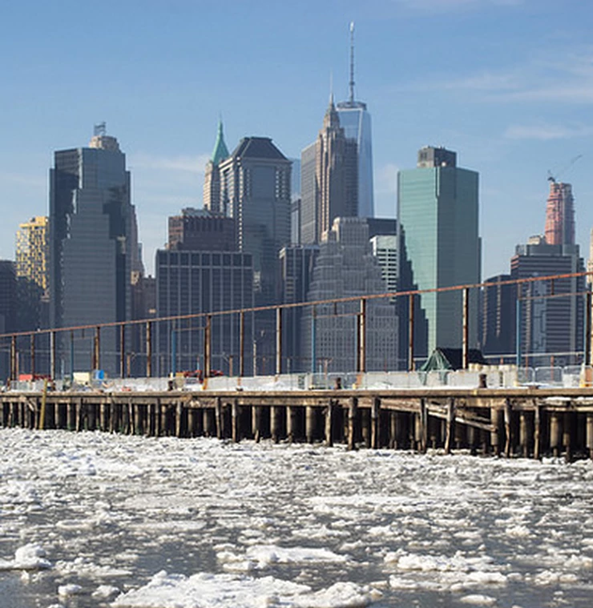 Frío extremo semi congela caudaloso río Hudson por NYC