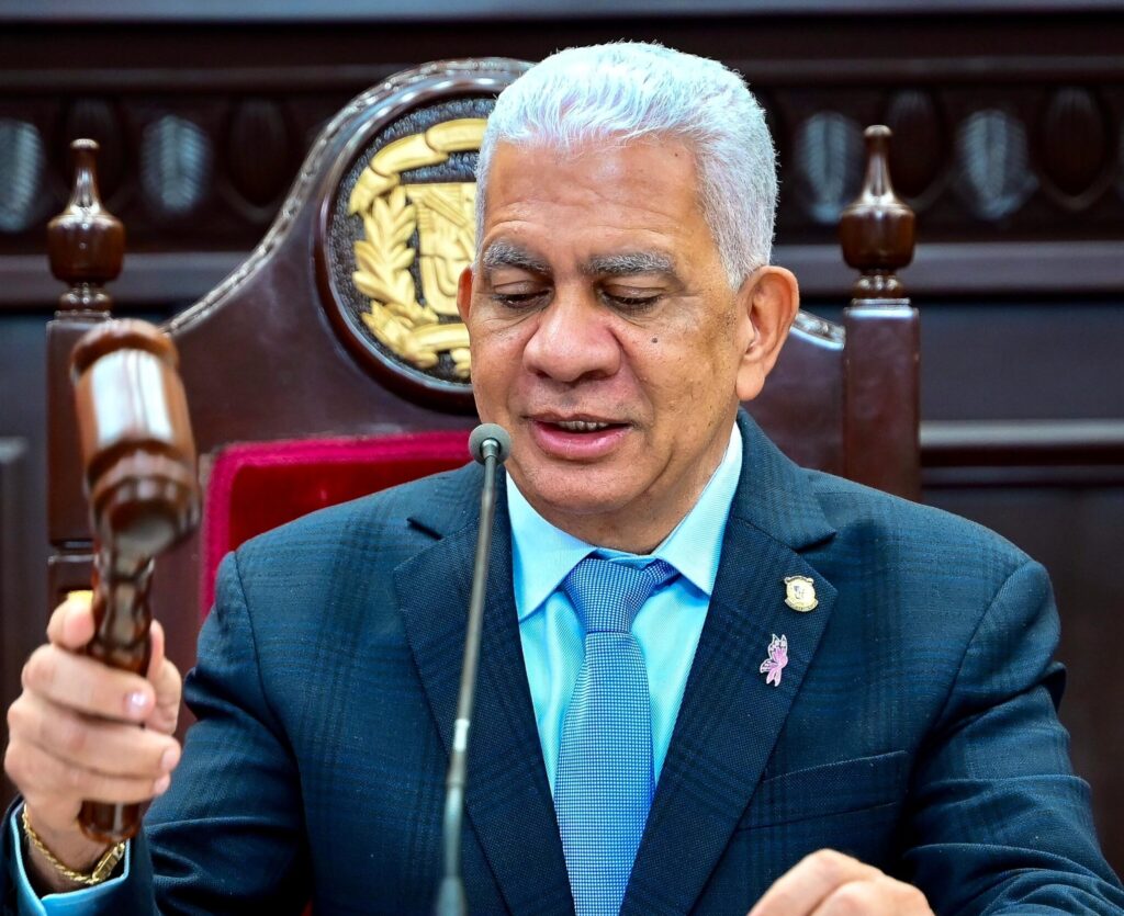 de los santos presidente del senado