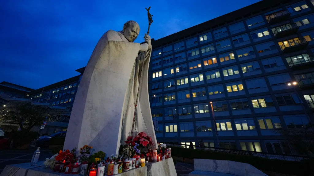 estatua papa francisco