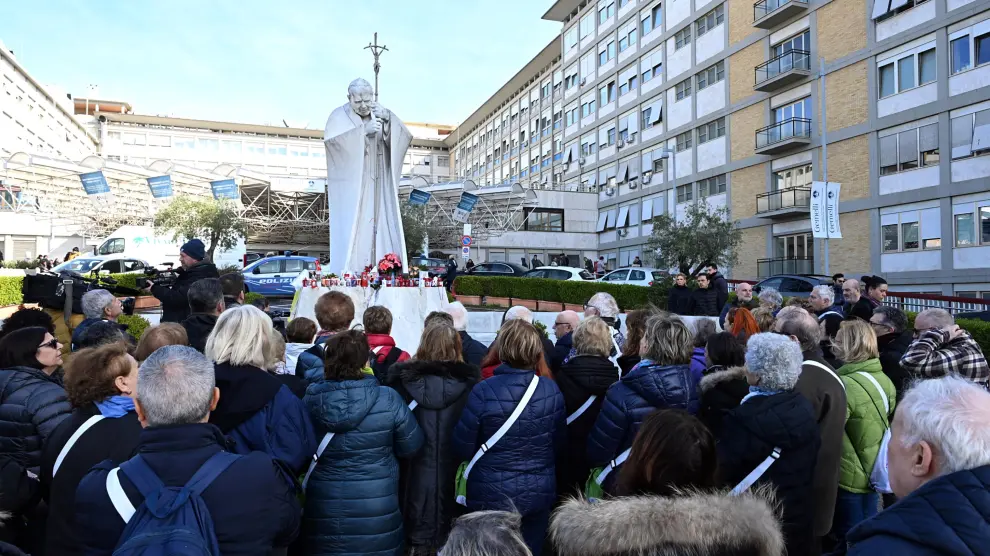 fieles rezan por el papa francisco