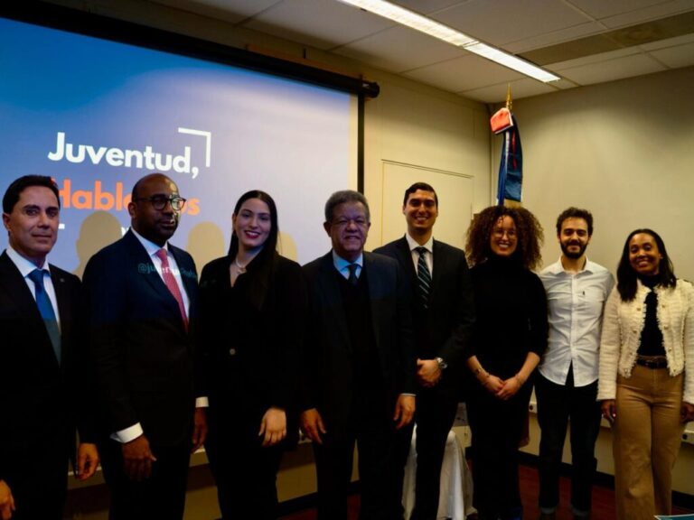 leonel en conferencia en ny