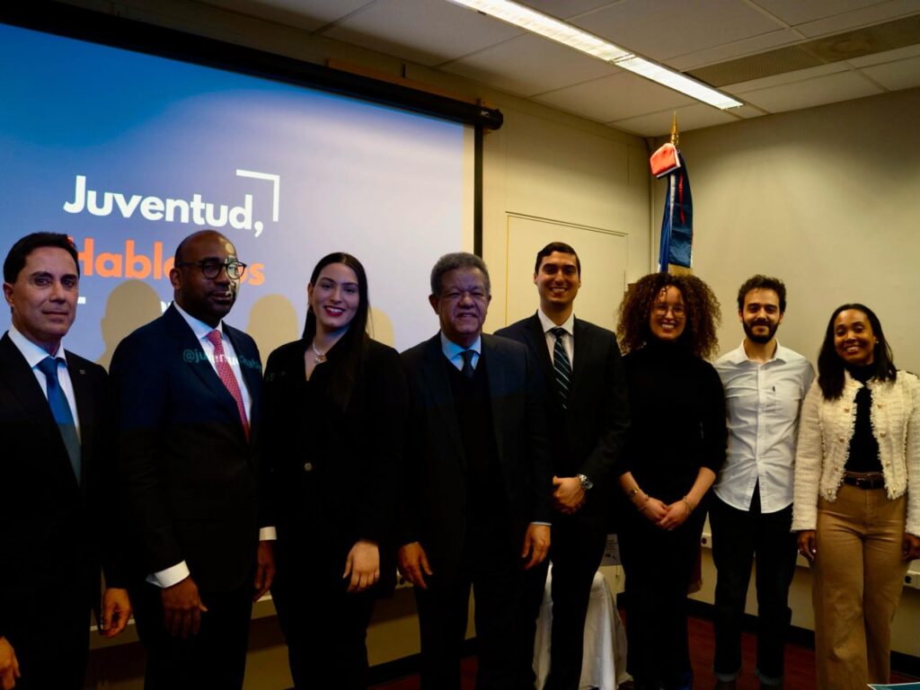 leonel en conferencia en ny