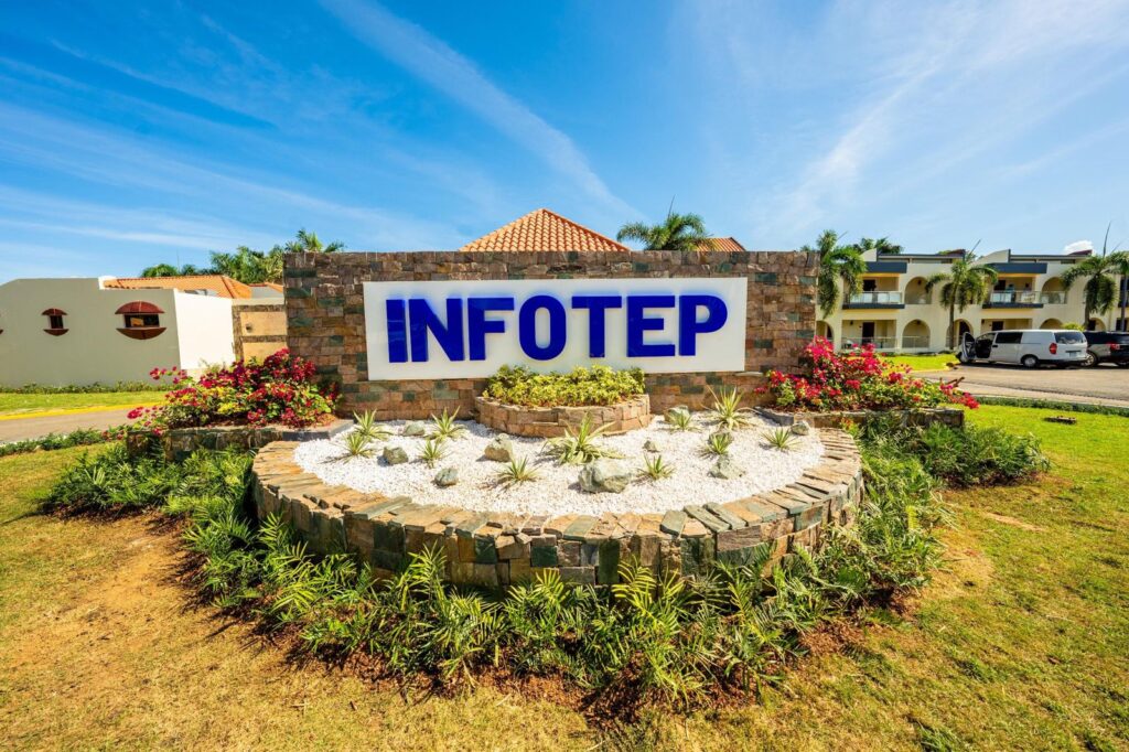 presidente abinader inaugura escuela infotep