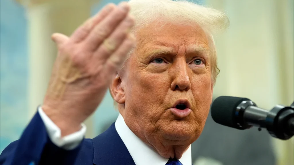 trump levanta mano