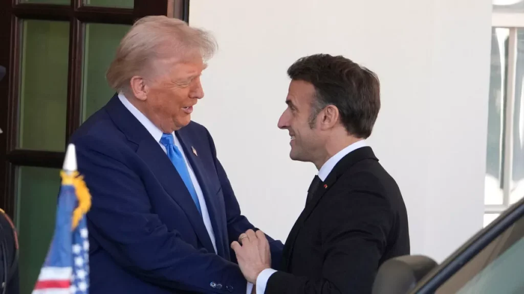 trump y macron de mano