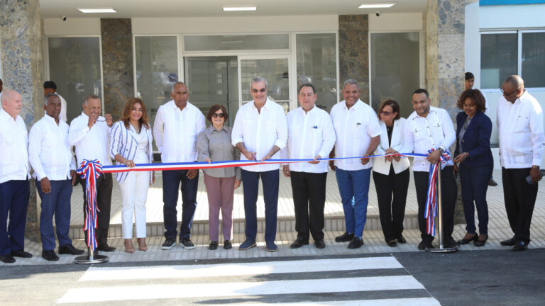 abinader inaugura hospitan en bani