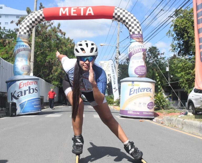 colombiana en patinete