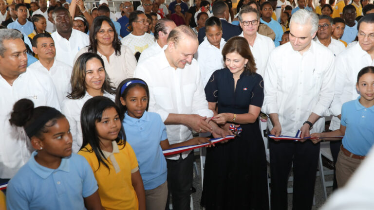 raquel entrega escuela