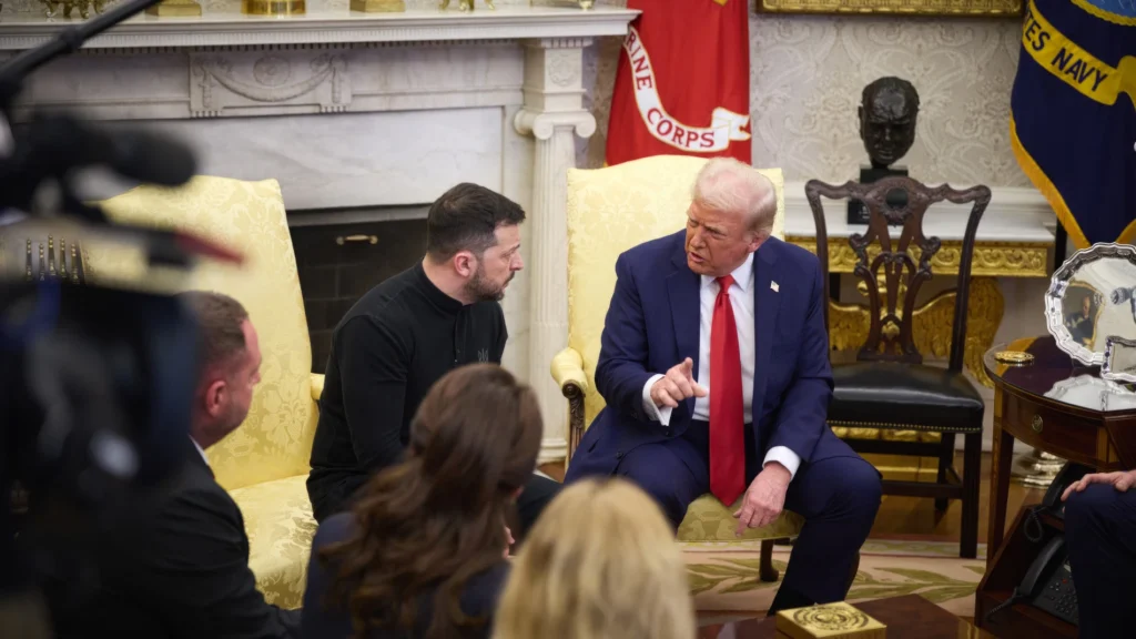 trump con el dedo acusador
