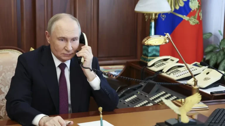 putin telefonea
