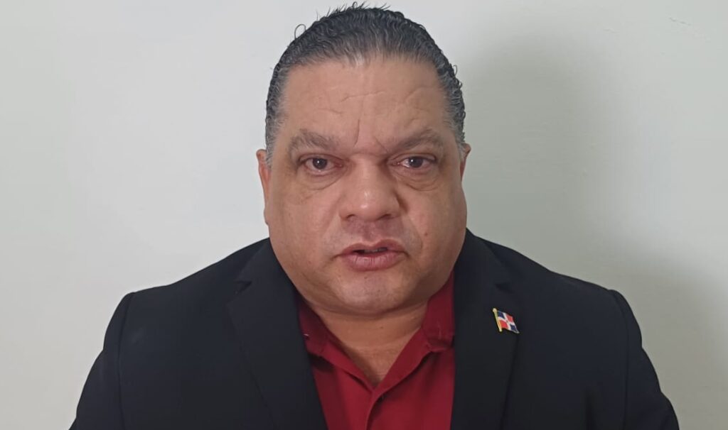 mario diaz con insignia