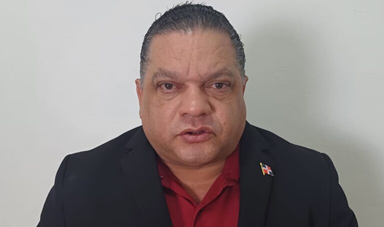 mario diaz con insignia