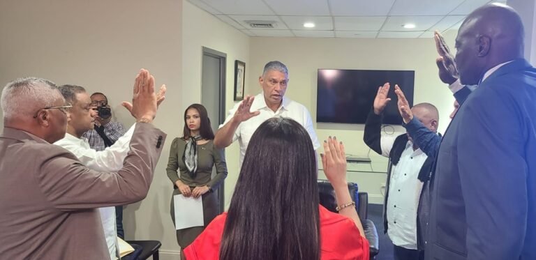 Juramenta comisión financiera en NY