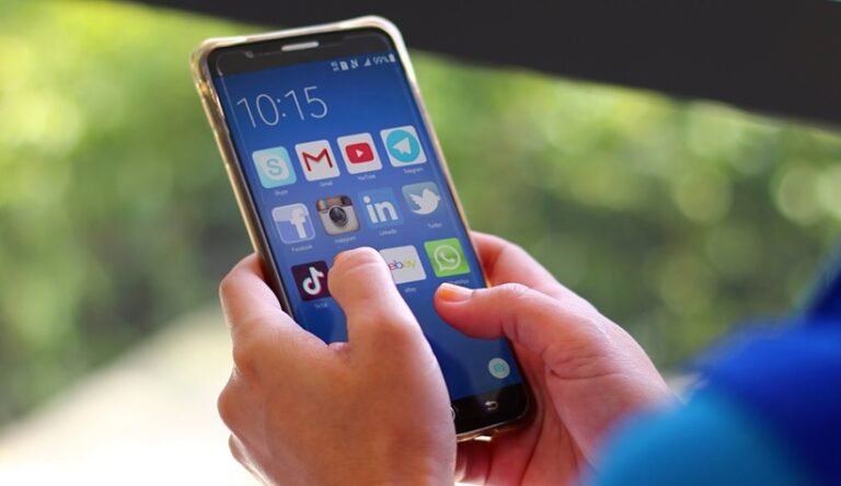 Prohibirán a estudiantes NYC uso teléfonos o relojes inteligentes durante clase