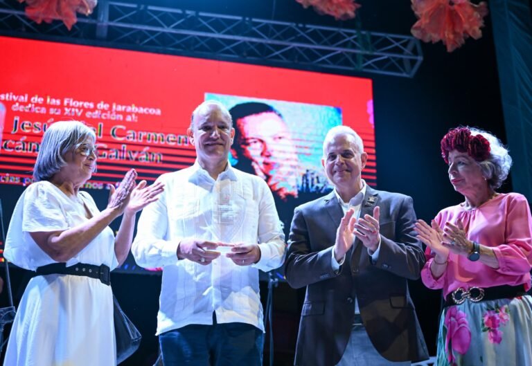 alcalde-rodriguez-reconocido-por-gestion-municipal-en-festival-de-las-flores-jarabacoa-2025