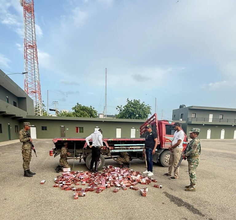 apresan-camionero-que-ocultaba-contrabando-de-90-mil-cigarrillos-en-santiago-rodriguez