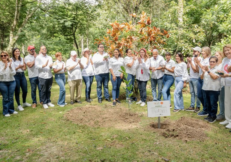 conmemoran-dia-internacional-de-la-solidaridad-con-siembra-simbolica-en-el-jardin-botanico-nacional
