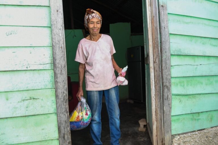 gobierno-realiza-a-traves-de-ceed-amplio-operativo-de-entrega-de-raciones-crudas-en-barahona