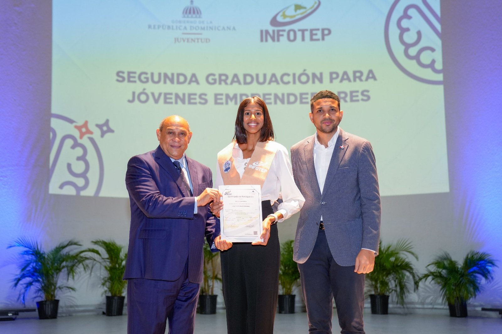 infotep-certifica-600-jovenes-del-programa-laboratorio-de-emprendimiento-del-ministerio-de-la-juventud