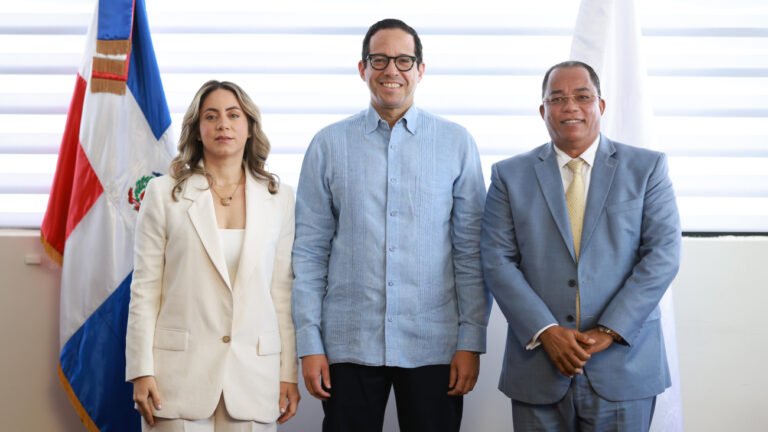 juramentan a gloria reyes