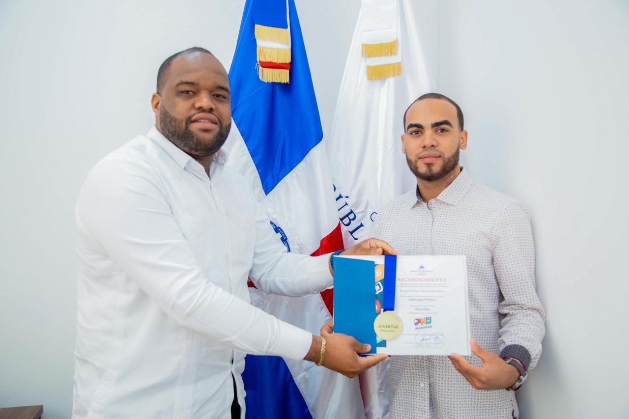 kenyel-alcantara-talento-de-elias-pina-que-concursa-en-premio-nacional-de-la-juventud